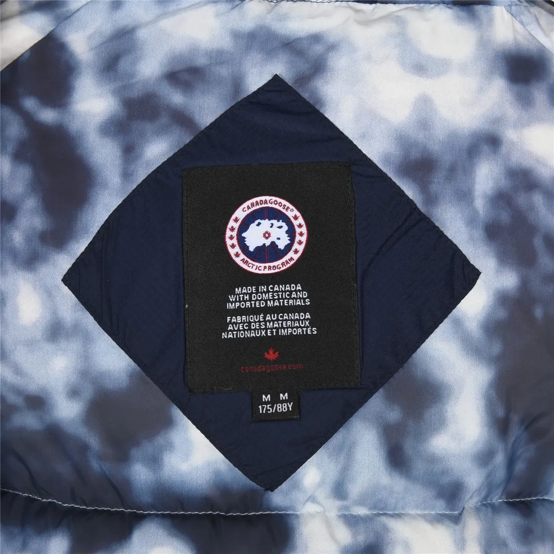 P860 Big Goose 01 Glacial White Label Down Jacket Canada Goose Canada Goose FW21 Chilliwack Series Glacial Haze White Label 01 Pilot Solid Color Hooded Down Jacket Down Jacket Winter Unisex Description: The Chilliwack bomber jacket was originally designed for pilots in uninhabited areas in northern Canada. It is durable, warm and easy to move, which can meet the needs of pilots working in the Arctic waterways. Chilliwack's iconic style remains popular and is a popular jacket from Canada Goose. The Northern Lights capsule collection is reimagined in rich hues inspired by the stunning colors of Canada's north. The Glacial Haze capsule series is improved with an eye-catching and layered color series, giving people the feeling of being caught in the mist around icebergs and glaciers. Material list: 1⃣ Original custom-made double plain 9500-100% nylon nylon fabric 2⃣ Original YKK zipper, not a sub-factory product 3⃣ National standard 80% widely inspected white duck down, (ZP uses 80% white duck down/everything that boasts 90% is fake) Material analysis characteristics: 1⃣ Original factory/9500-100% nylon100% nylon Lurex yarn is actually 100% nylon. Nowadays, there are few pure ones. Most of them are mixed with cotton or polyester. Our top-quality original version is developed in accordance with ZP and uses the same material. 2⃣ As we all know, the original version uses 80% white duck down. The fill power refers to the cubic inches of volume occupied by each ounce (30 grams) of down under certain conditions. If one ounce of down occupies 500 cubic inches, the fill power of the down is 500. So we can simply understand it as: fill power is the volume of down, and the volume of down is fill power. The higher the fill power of down, it means that under the same filling amount, down can fix a larger volume of air layer to keep warm and insulate, so the warmth retention of down is better. Summary: Note: In order to maximize profits during the production process, some businesses add toxic waste silk, 50 velvet, hand-feel velvet, etc. to clothes! But on the outside of the clothes, good fabrics are used. It is said to be 90% white duck down at purchasing agent level, or even more exaggeratedly said to be 90% white goose down, to fool the layman! (You can consult the official Big Goose. All authentic styles are made of white duck down.) I will also teach you a more practical trick: buy an authentic product from Tmall, and at the same time buy a piece of clothing from a merchant you trust, and come back to compare the details. (Tmall offers 7-day no-reason returns and S+ offers 15-day no-reason returns without affecting secondary sales.) ⚠️ Remember, you get what you pay for! Don't be greedy for small gains, or you will suffer big losses! Every customer is welcome to ask questions and we will continue to improve product quality and service! Product color: black, white, dawn blue, mood blue Size: S, M, L, XL, XXL